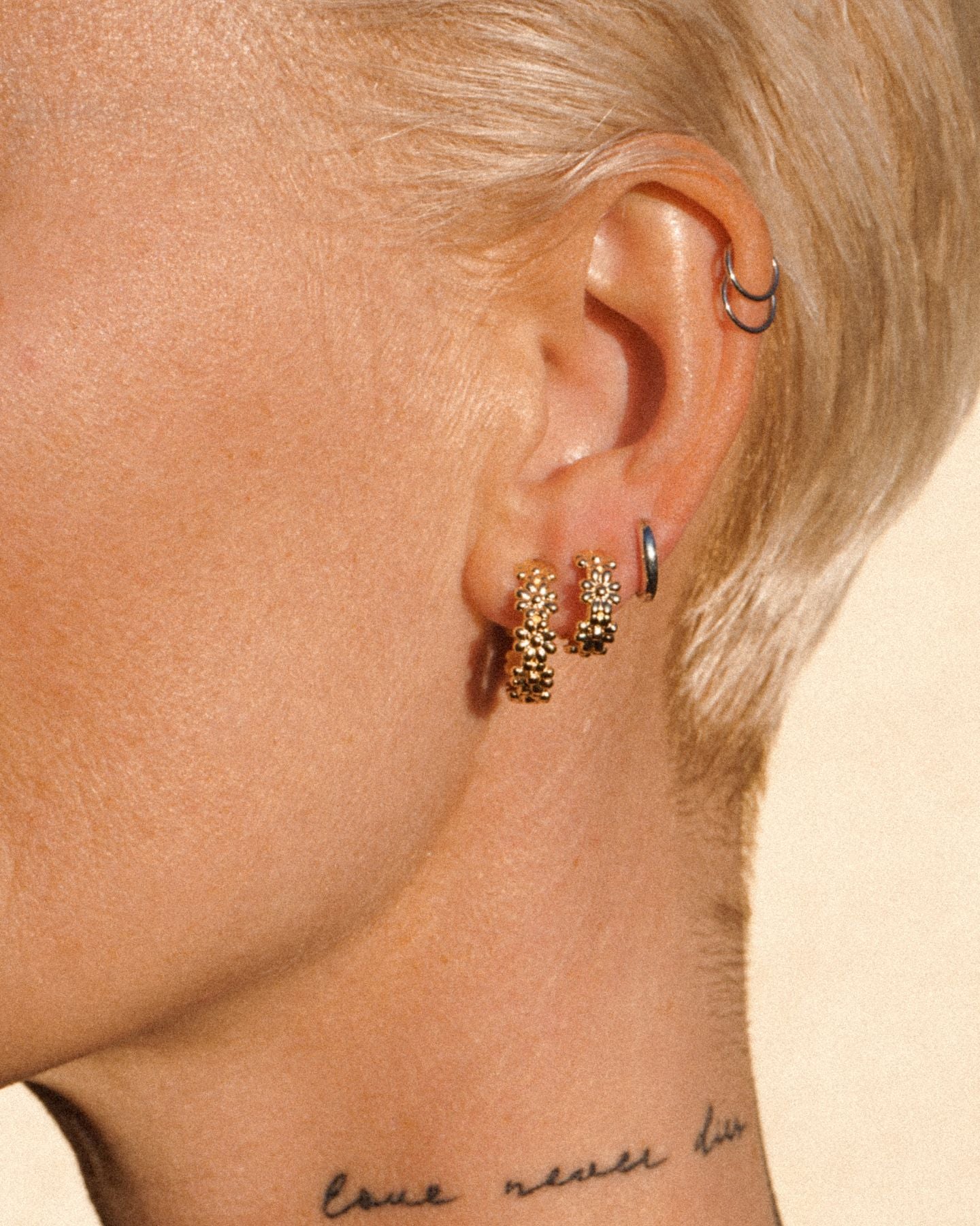 Cute A$$ Daisy Hoop Studs M Gold