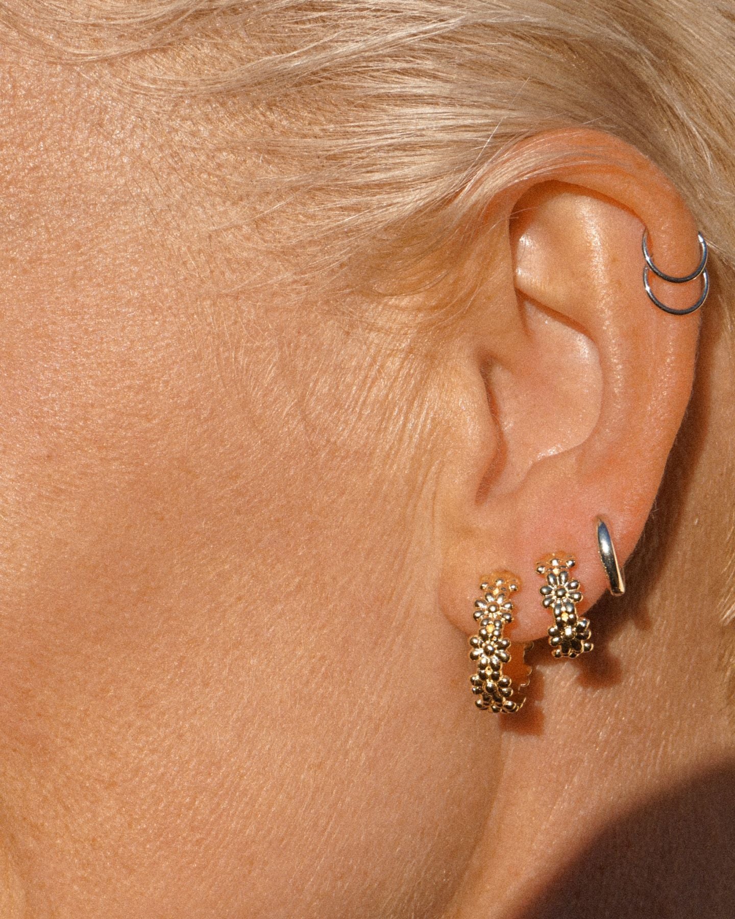 Cute A$$ Daisy Hoop Studs M Gold