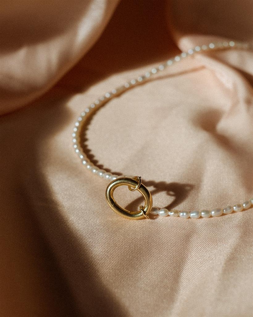 Oval Front Clasp Pearl Necklace Gold