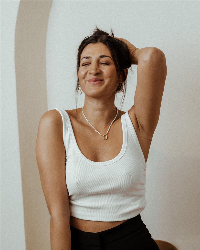 Oval Front Clasp Pearl Necklace Gold