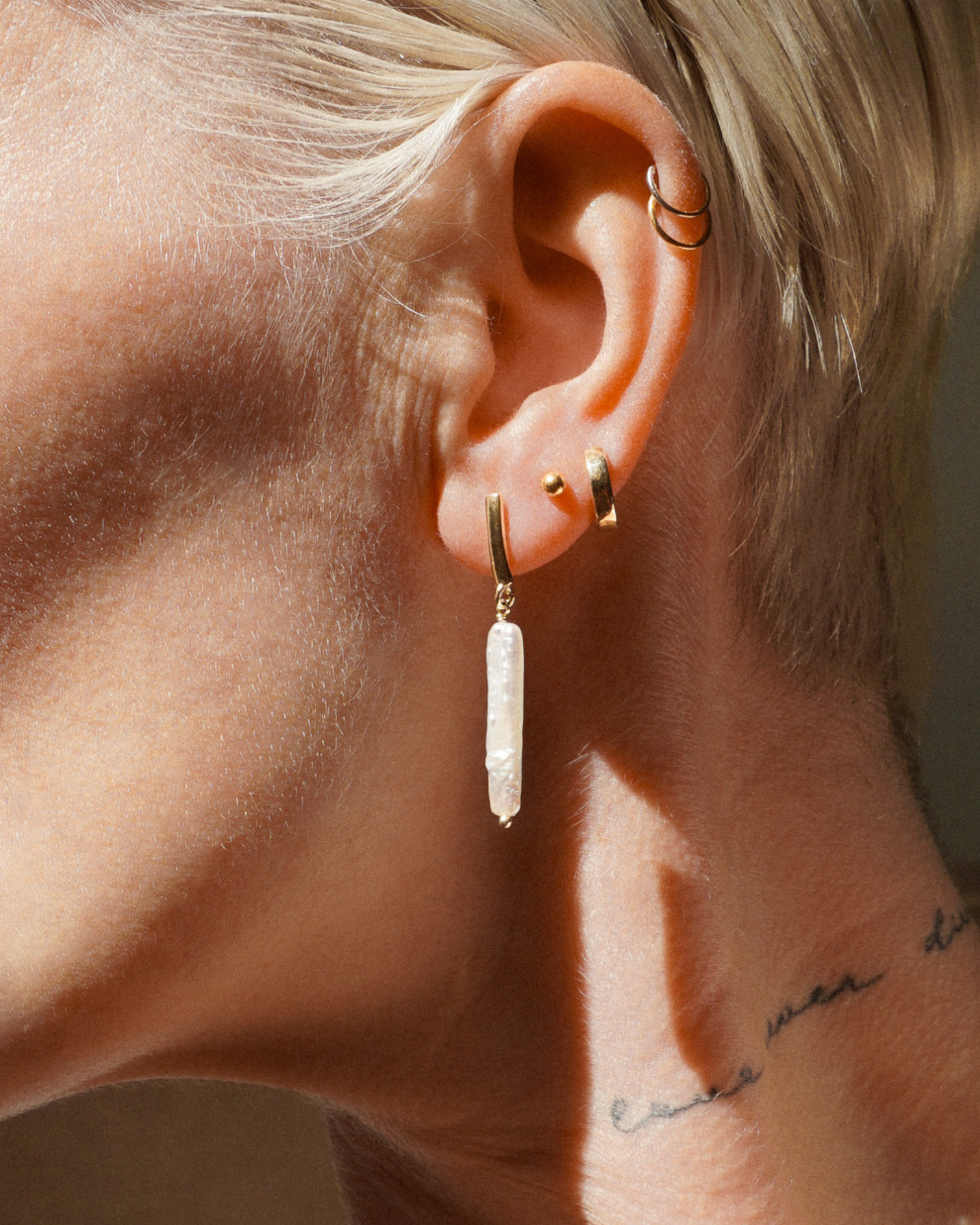 Single Pole Pearl Earring Gold